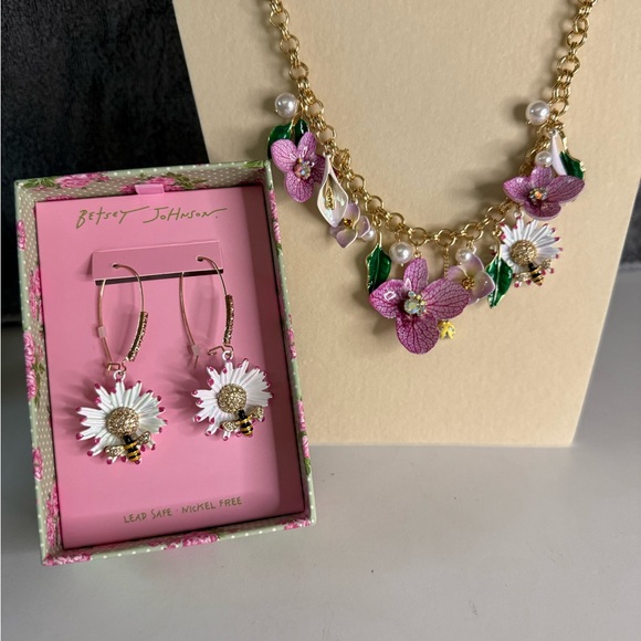 Betsey Johnson Jewelry - 🌸🐝Betsey Johnson Pink & White Floral Necklace with Daisy Drop Earrings